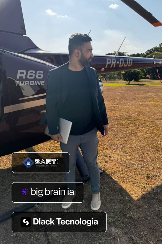 Imagem do CEO Adrianio Camargo na frente do helicóptero